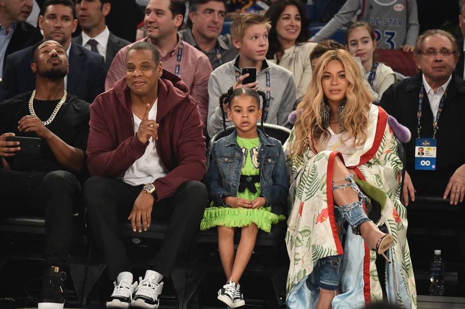 Da sinistra Michael B. Jordan, Jay Z, Blue Ivy Carter e Beyoncé Knowles in attesa della partita. (Afp)